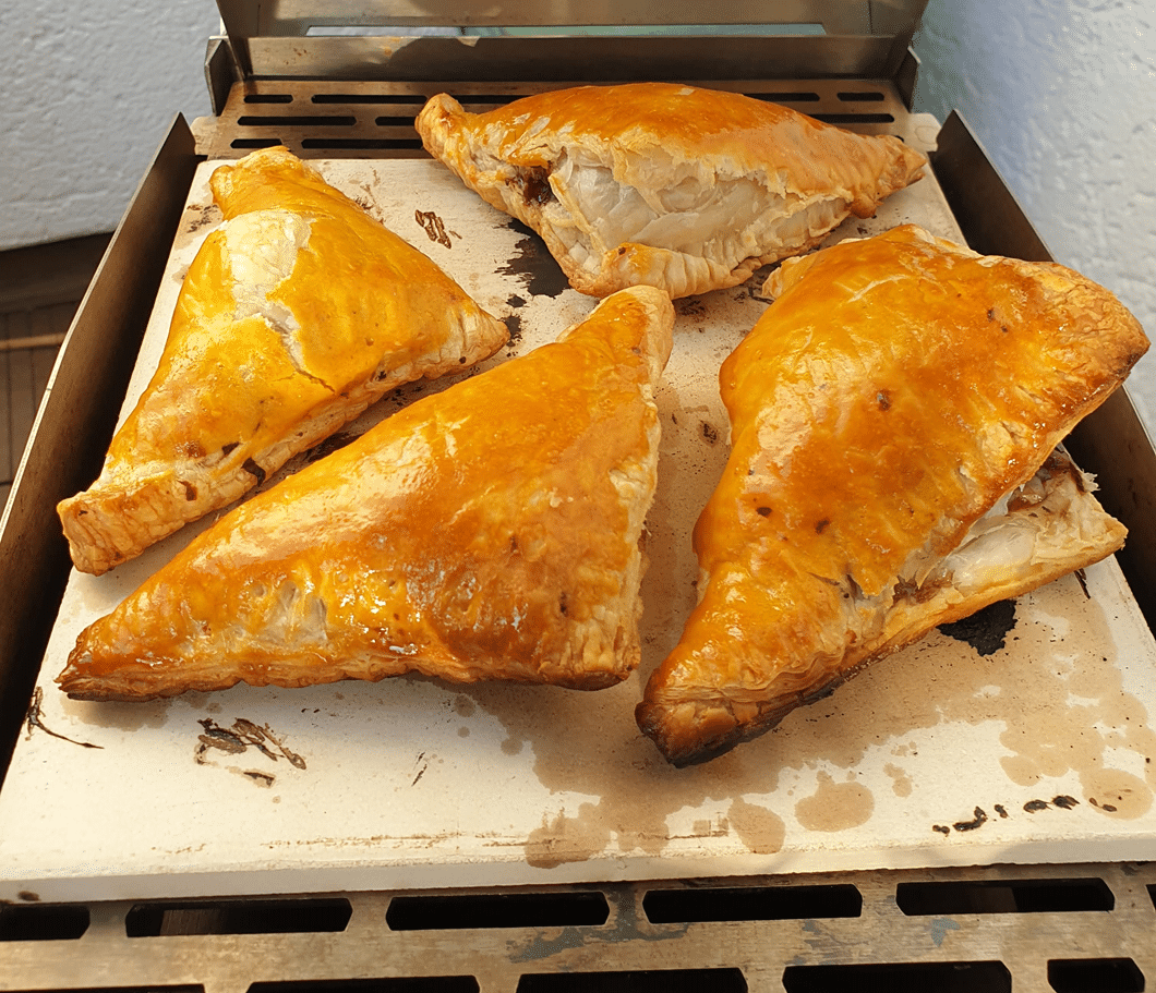 Blätterteigtaschen mit Pilzfüllung vom Pizzastein - Grillen auf Balkon ...